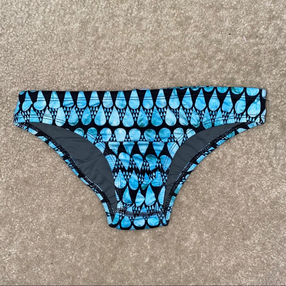 Jolyn Andy Bottom “Droplet” Print